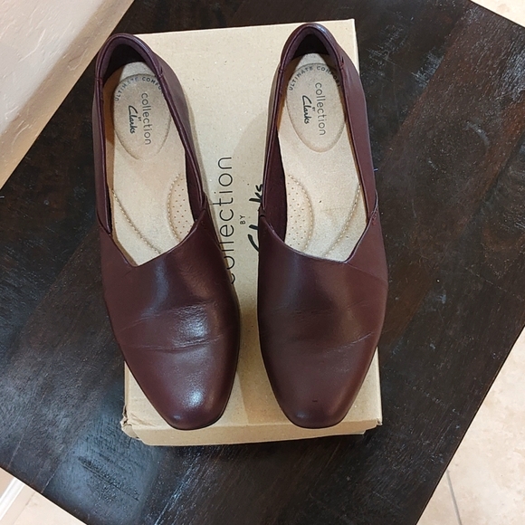 Clark's slip-on burgundy flats - Picture 2 of 6